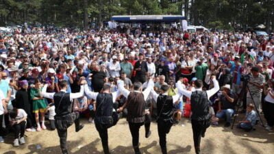 Keles Kocayayla'daki şenlikte buluşan binlerce Karadenizli horon oynadı.