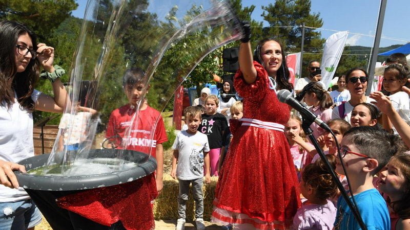 Osmangazi Belediyesi’nin kırsal mahallelerde yaşayan vatandaşları eğlenceli ve eğitici etkinliklerle