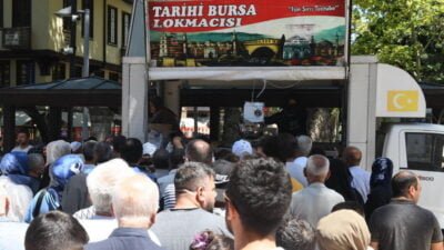 Osmangazi Belediyesi, 15 Temmuz şehitleri için vatandaşlara lokma ikramında bulundu.