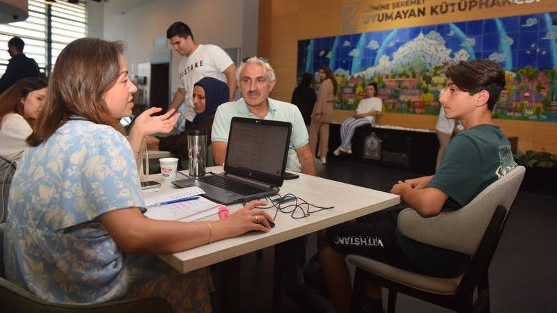 Mümine Şeremet Uyumayan Kütüphanesi’nde hizmet veren Tercih Danışmanlığı Merkezi’ne başvuran