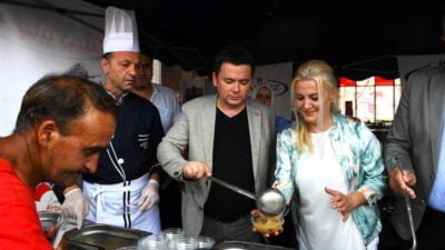 VİDEO - Osmangazi Belediye Başkanı Erkan Aydın, kazanların başına geçerek,