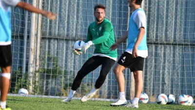 Teknik Direktör Pablo Martin Batalla gözetimindeki antrenman dar alanda çift