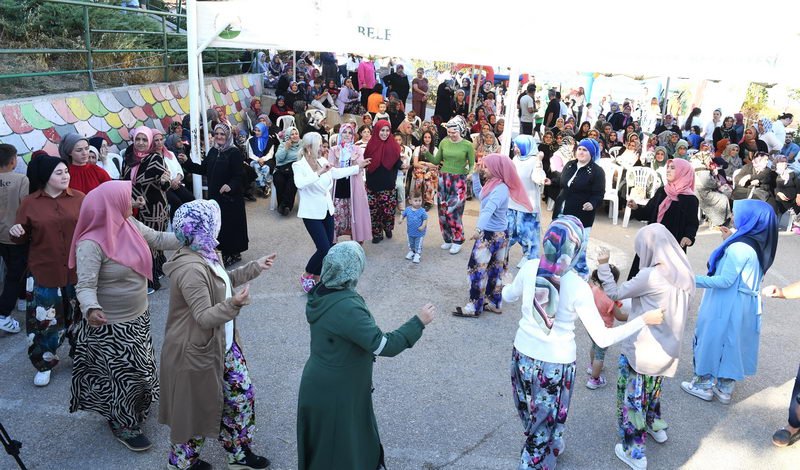 Osmangazi Dağakça köy meydanına kurulan oyun alanında gönüllerince eğlenen çocuklar,