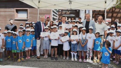 Osmangazi Belediyesi tarafından düzenlenen yaz spor okullarının yüzme kursunu başarıyla