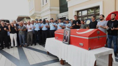 Osmangazi Belediye Meclis Üyesi Feyyaz Alptuğ Memişoğulları, Osmangazi Belediyesi önünde