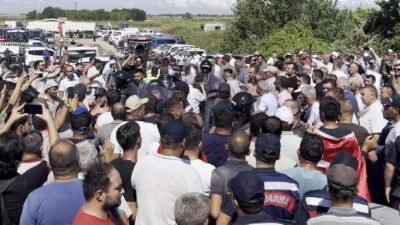 Karacabey'de salçalık domatesleri ellerinde kalan üreticiler, Bursa-İzmir Karayolu’nda eylem yaptı.