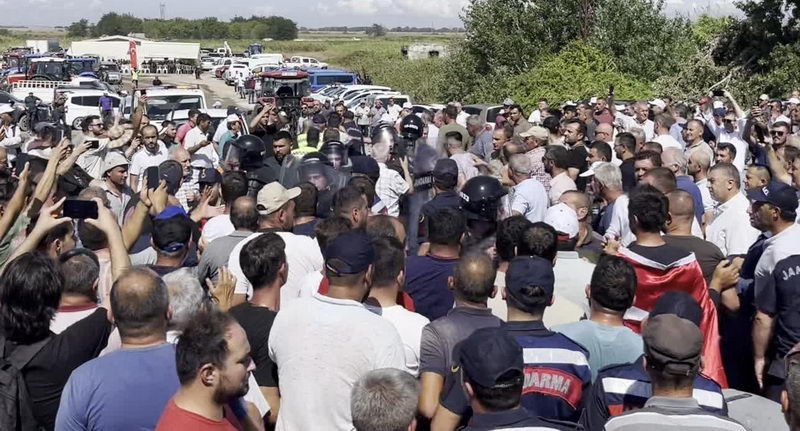 Karacabey’de domates üreticileri yol kapattı