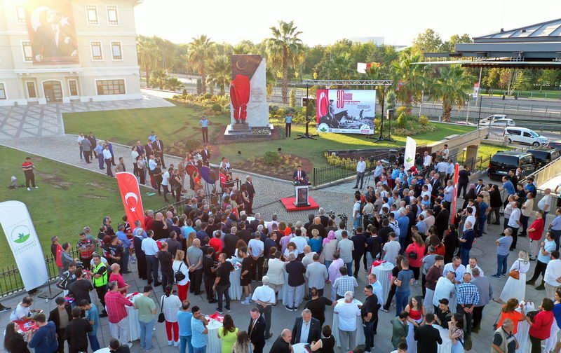 Osmangazi Belediyesi Zafer Bayramı’nı Atatürk Anıtı ile taçlandırdı