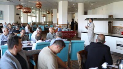 Muhtarlarla biraraya gelen Gemlik Belediye Başkanı Şükrü Deviren, “Muhtarlarımız işlerini