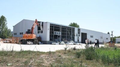 Nilüfer Belediyesi, kaçak yapılarla mücadelesini sürdürüyor. Tahtalı Mahallesi'nde tarım alanına