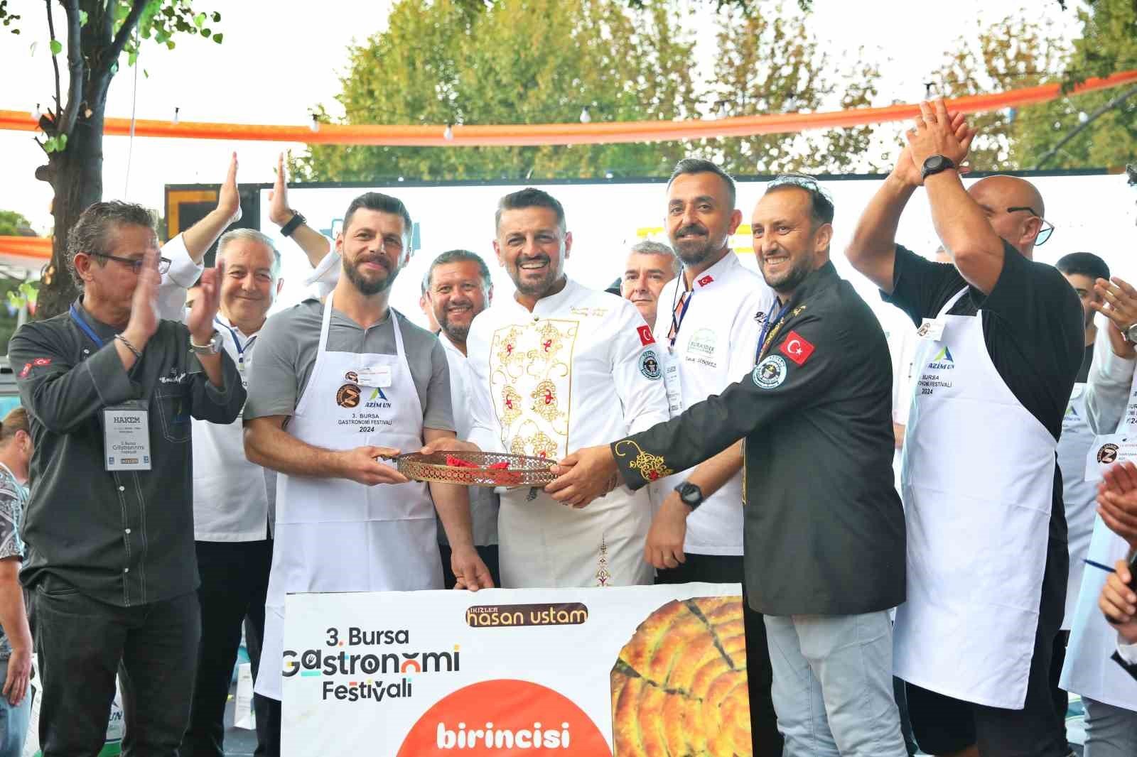 DÜNYANIN EN BÜYÜK BÖREĞİNİ YAPARAK GUİNNES REKORLAR KİTABI'NA GİREN HASAN