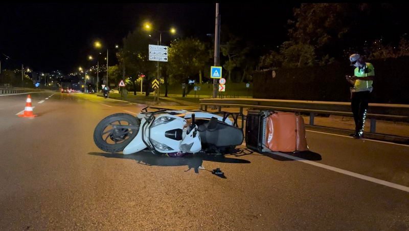 BURSA’DA KONTROLDEN ÇIKAN KURYE BARİYERLERE GİRDİ : 1 ÖLÜ