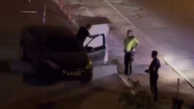 BURSA'DA TRAJİKOMİK OLAY..ALKOLLÜ SÜRÜCÜ OTOMOBİLİYLE ASILI KALDI, KENDİNİ TRAFİKTE ZANNETTİ