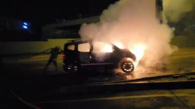 REFÜJE DALAN SÜRÜCÜ CAMDAN FIRLADI ARAÇ ALEV TOPUNA DÖNDÜ