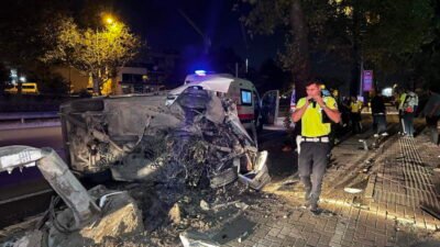 Bursa’da sürücüsünün kontrolünden çıkan otomobil, yol kenarında bulunan aydınlatma direğine