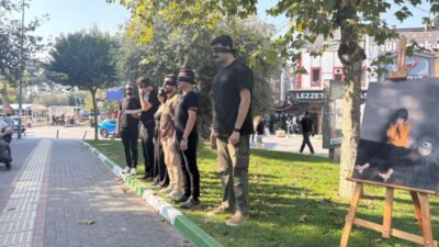 CHP Gemlik Gençlik Kolları üyeleri gözlerine siyah kurdele bağlayıp, çocuk