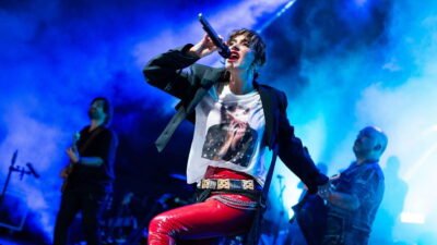 Sıla, Bursa yolunda Zeki Müren, sahnede Müzeyyen Senar tişörtü giydi.