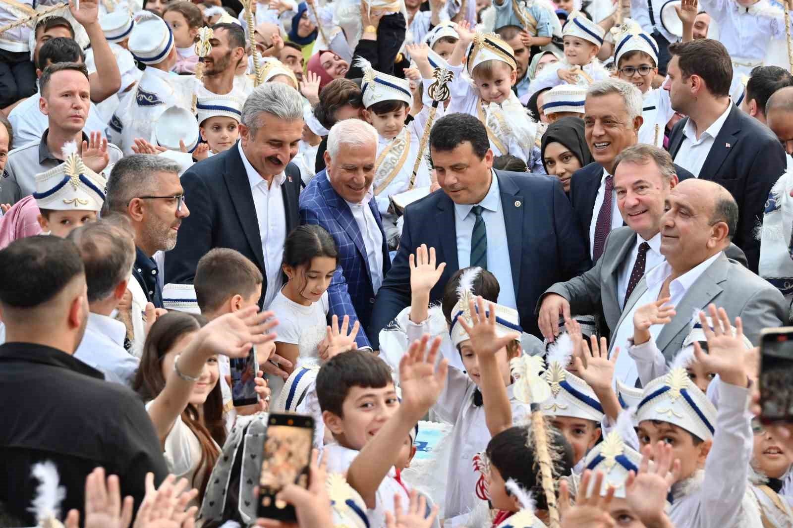 Bursa Büyükşehir Belediyesi tarafından düzenlenen 10. Geleneksel Sünnet Şöleni’nde yaklaşık