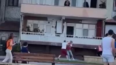 BURSA'DA EVİNİN ÖNÜNE MOTOSİKLETİNİ ÇEKEN MOTOKURYE İLE BÖYLE KAVGA ETTİLER