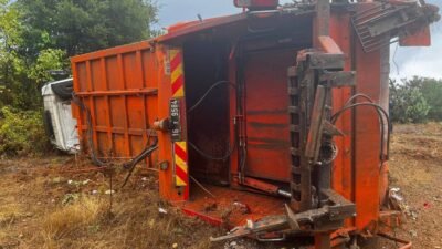 BURSA'NIN İNEGÖL İLÇESİNDE MEYDANA GELEN KAZADA KONTROLDEN ÇIKAN ÇÖP KAMYONU