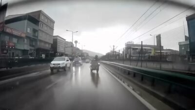 BURSA’DA BİR MOTOSİKLET SÜRÜCÜSÜ YAĞIŞ NEDENİYLE KAYGAN YOLDA DENGESİNİ KAYBEDEREK