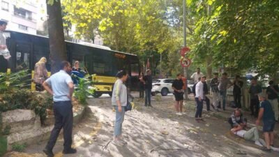 BURSA'DA CAN PAZARI GİBİ KAZA : BELEDİYE OTOBÜSÜ AĞACA ÇARPTI,