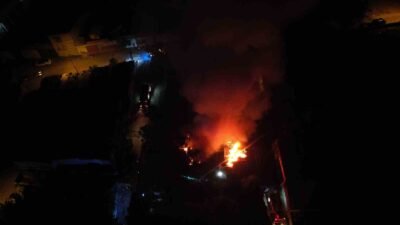 BURSA'DA PALET FABRİKASINDA KORKUTAN YANGIN : ALEVLER GECEYİ AYDINLATTI