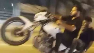 BURSA'DA TEK TEKER ÜZERİNDE İLERLEYEN GENÇLERİN TEHLİKELİ YOLCUĞU KAMERADA