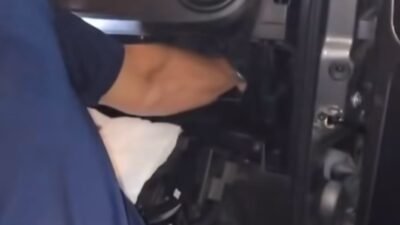 BURSA'DA İTFAİYE EKİPLERİ ARACIN MOTOR KISMINA GİREN YAVRU KEDİYİ KURTARMAK