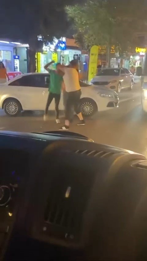 BURSA'DA SÜRÜCÜLER ARASINDA ÇIKAN 'YOL VERME' KAVGASI MEYDAN MUHAREBESİNE DÖNDÜ.