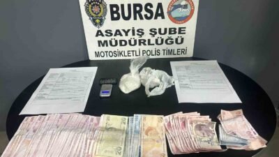 BURSA'DA YUNUS TİMLERİNİN 'DUR' İHTARINA UYMAYARAK KAÇAN OTOMOBİLDEKİ ŞAHISLAR KOVALAMACA