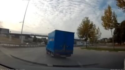 BURSA'DA EN SAĞ ŞERİTTEN EN SOLA GEÇMEK İSTEYEN KAMYONET, KAZAYA