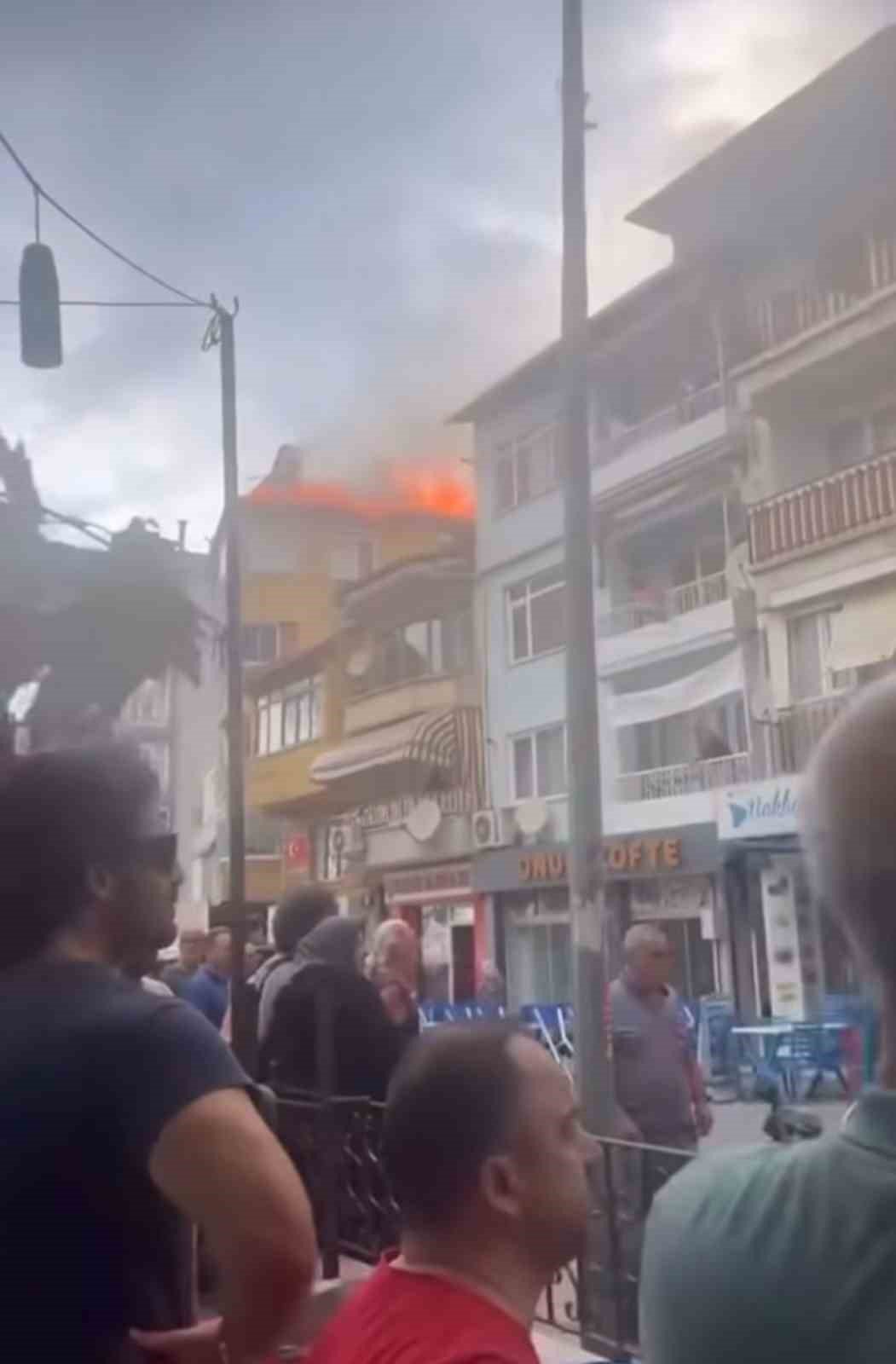 BURSA'NIN GEMLİK İLÇESİNDE 4 KATLI BİNANIN ÇATI KATINDA YANGIN ÇIKTI.