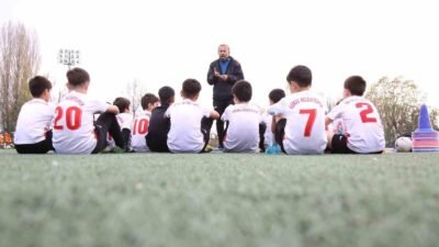 GÜRSU BELEDİYESİ’NİN 8 YILDIR DÜZENLEDİĞİ KIŞ FUTBOL OKULLARI YENİ DÖNEME