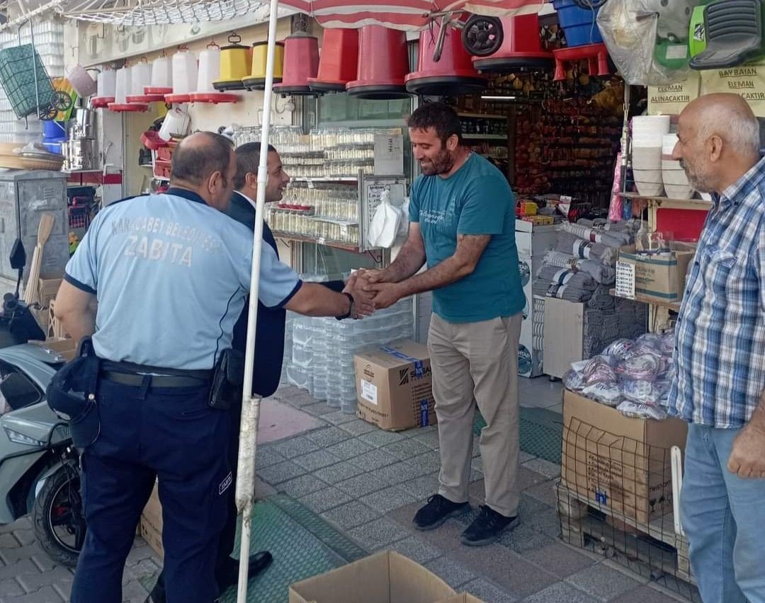 KARACABEY BELEDİYESİ ZABITA EKİPLERİ, CADDE BOYUNCA KALDIRIMI İŞGAL EDEN TÜM
