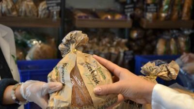 Bursalı çiftçilerden alınan ata tohumu siyez buğdaylarından ürettiği ekmekleri satışa