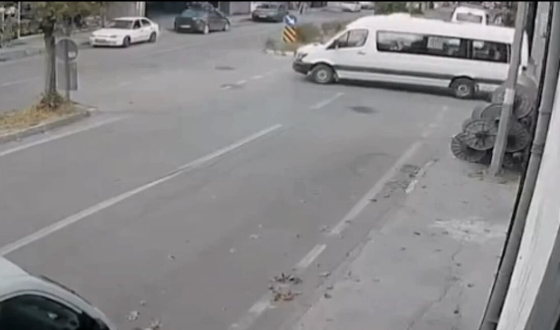 BURSA'DA ARA YOLDAN ANA YOLA DİKKATSİZ ÇIKAN SERVİS MİNİBÜSÜ KAZAYA