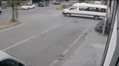 BURSA'DA ARA YOLDAN ANA YOLA DİKKATSİZ ÇIKAN SERVİS MİNİBÜSÜ KAZAYA