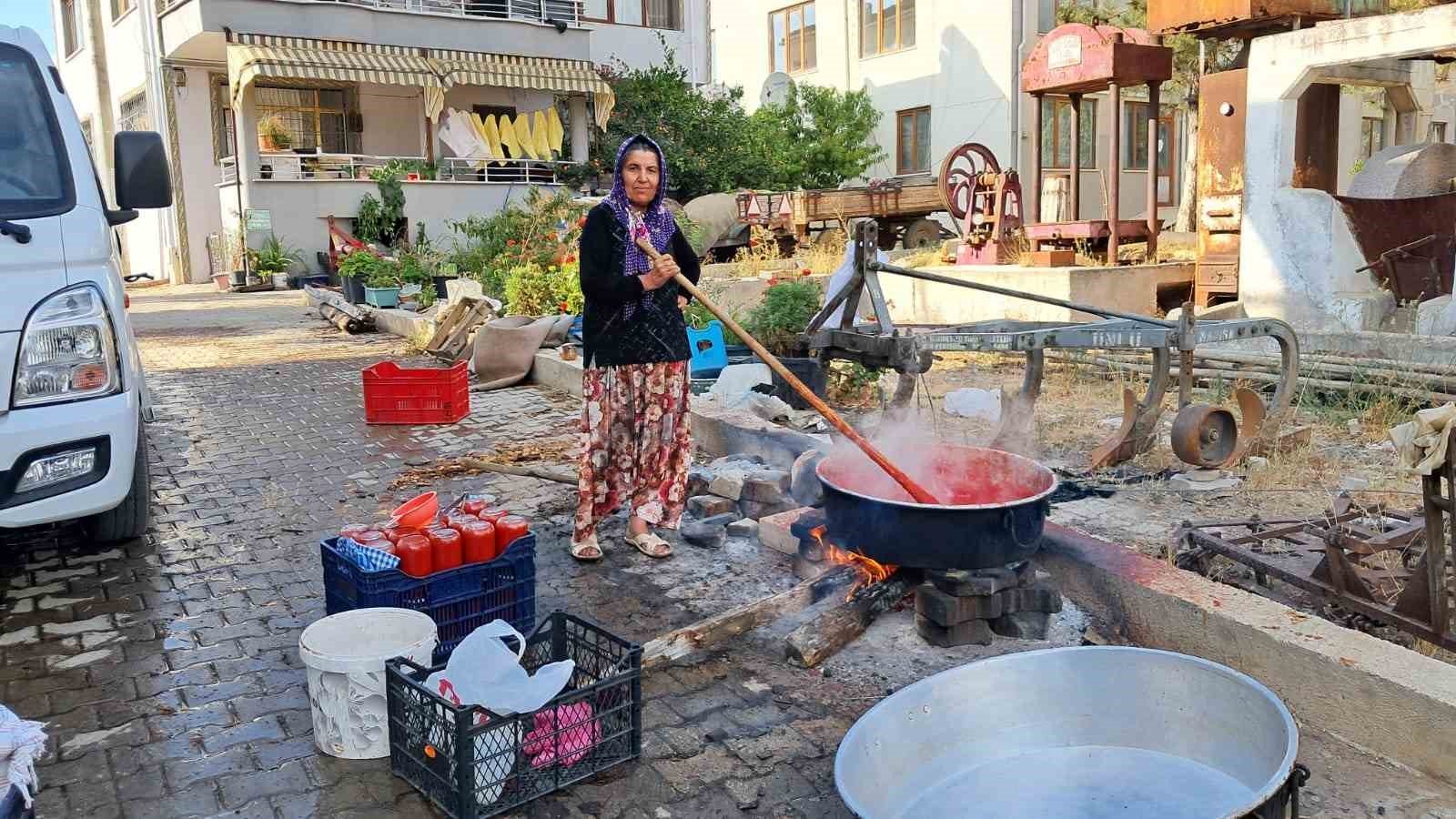 İZNİK İLÇESİNDE, KAZANLARLA KIŞLIK SALÇA YAPAN KADINLAR, HEM DOĞAL ÜRÜN