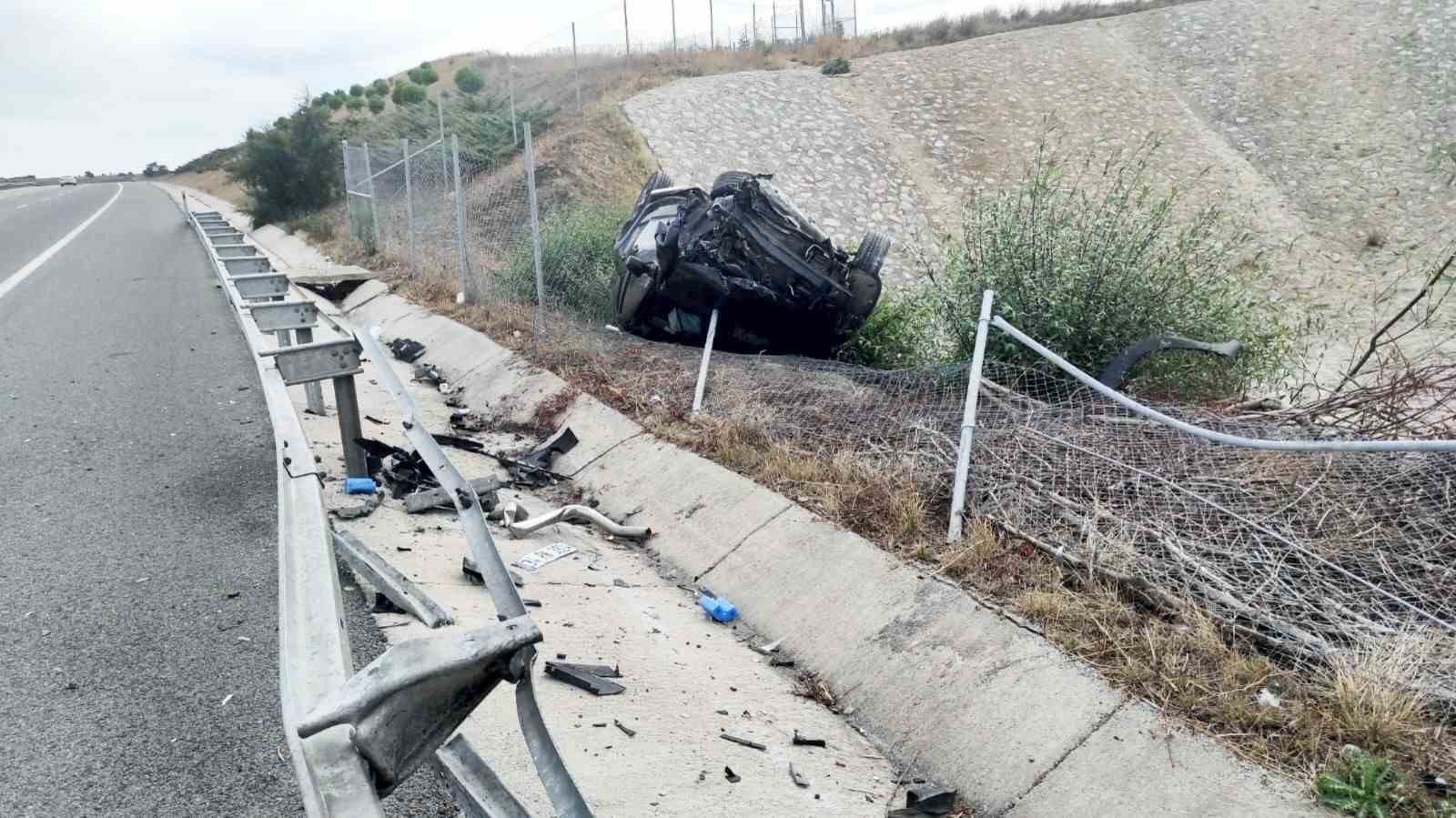 İSTANBUL-İZMİR OTOYOLUNUN KARACABEY SINIRLARINDA KONTROLDEN ÇIKAN OTOMOBİL TAKLA ATTI. KAZADA