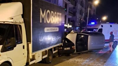 BURSA'NIN İNEGÖL İLÇESİNDE MEYDANA GELEN KAZADA KONTROLDEN ÇIKAN OTOMOBİL PARK