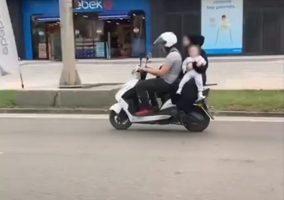 BURSA’DA BİR SÜRÜCÜ, EŞİ VE BEBEĞİYLE EKİPMANSIZ HALDE İKİ TEKER