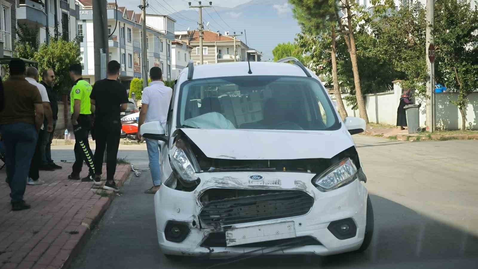 BURSA'NIN İNEGÖL İLÇESİNDE HAFİF TİCARİ ARAÇ İLE OKUL SERVİSİNİN ÇARPIŞTIĞI