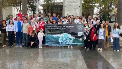 DÜNYA TEMİZLİK GÜNÜ ETKİNLİKLERİ ÇERÇEVESİNDE MÜTAREKE MEYDANI’NDA BİR ARAYA GELEN