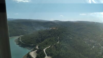 BURSA'NIN NİLÜFER İLÇESİNDEKİ KAYAPA BARAJI YAKINLARINDAKİ ORMANLIK ALANDAN YÜKSELEN ALEVLER,