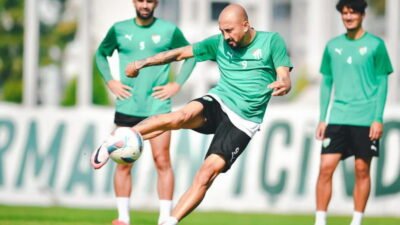 Isınma hareketleriyle başlayan antrenman, pas oyunlarıyla devam etti. Futbolcular son