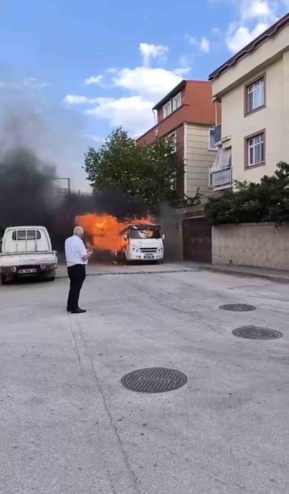 BURSA'DA PARK HALİNDE OLAN MİNİBÜS HENÜZ BİLİNMEYEN BİR SEBEPTEN ALEV