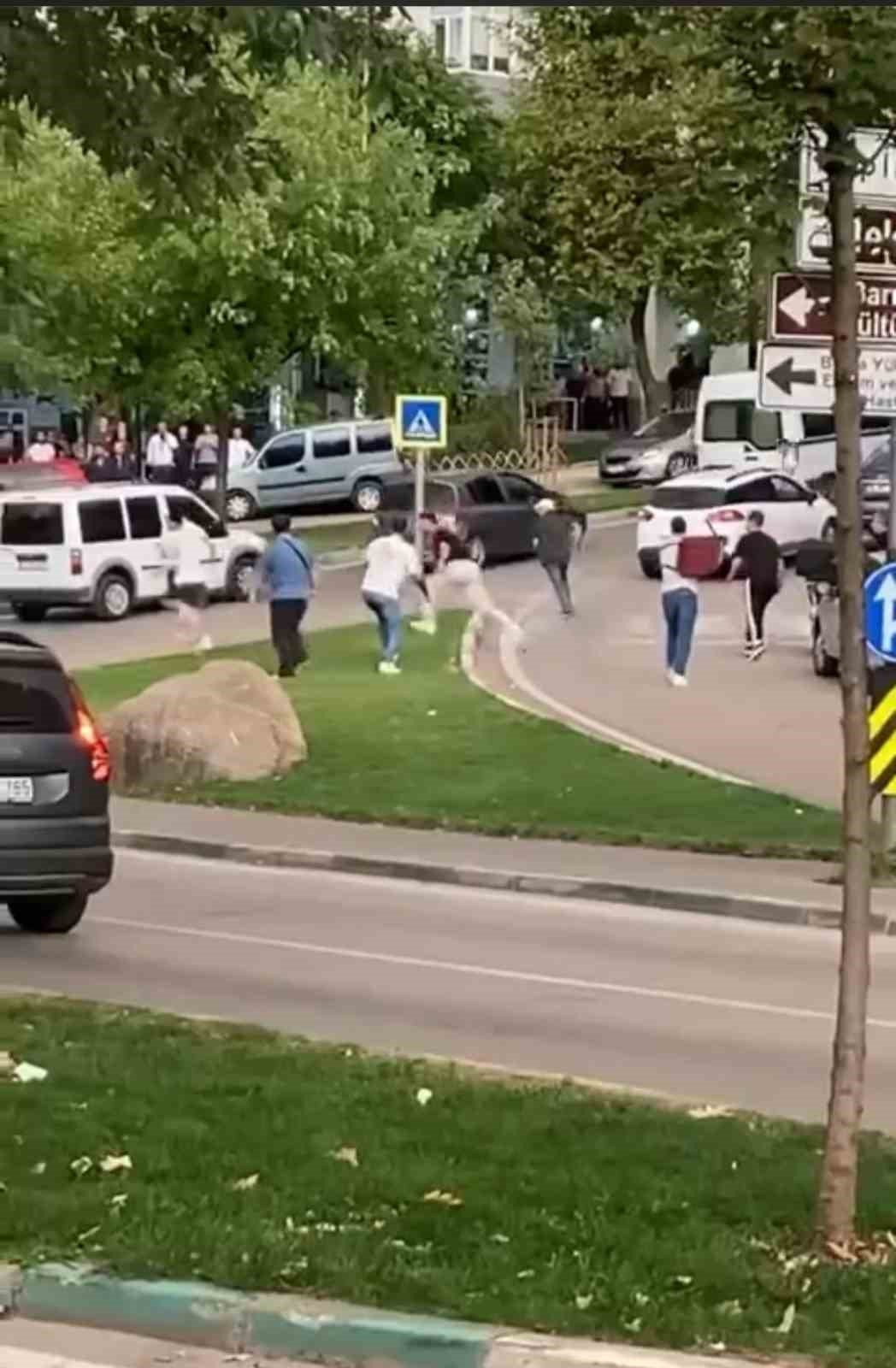 BURSA'DA ARALARINDA HUSUMET BULUNAN İKİ GRUBUN KAVGASI ORTALIĞI SAVAŞ ALANINA