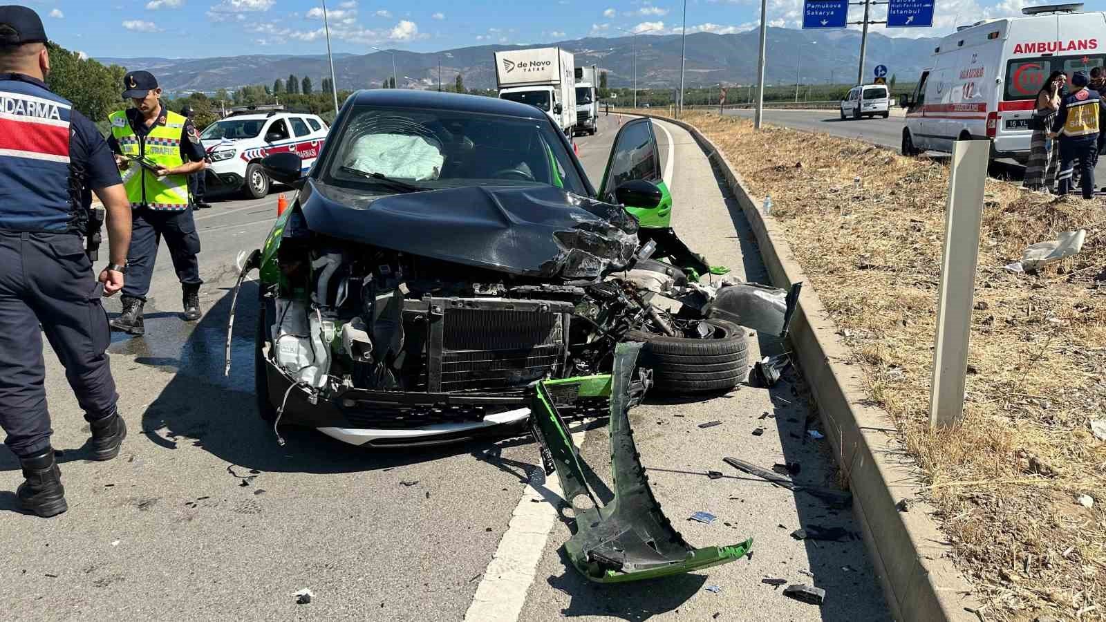 BURSA'DA TIR İLE OTOMOBİLİN KARIŞTIĞI KAZADA, 4 KİŞİ YARALANDI.