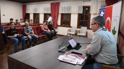 Bursa Osmangazi Belediyesi tarafından Şadırvanlı Han’da düzenlenen ‘Halkın Bilim Kürsüsü’